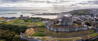 Dover Kalesi 'nin havadan görüntüsü. İngiliz kalelerinin en ikonu..