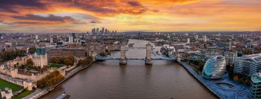 Londra Kulesi Köprüsü 'nün hava panoramik şehir manzarası
