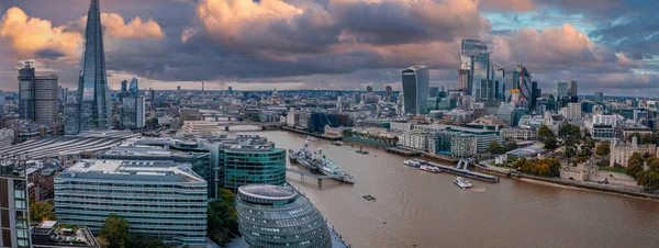 Αεροφωτογραφία του ηλιοβασιλέματος της γέφυρας του πύργου του Λονδίνου και του ποταμού Τάμεση — Φωτογραφία Αρχείου