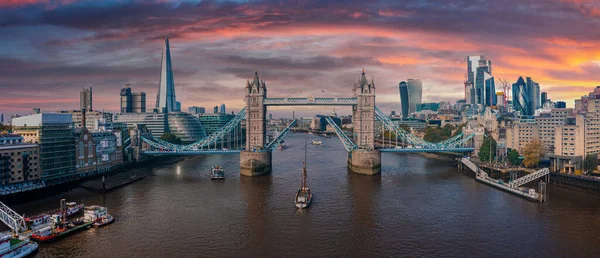 Luchtpanorama van de London Tower Bridge en de Theems, Engeland, Verenigd Koninkrijk. — Stockfoto