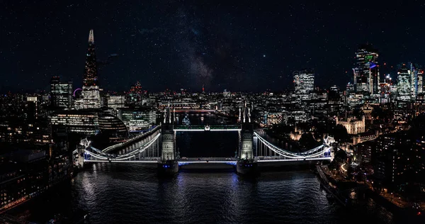 Bella vista sul ponte della Torre sul Tamigi di notte. — Foto Stock