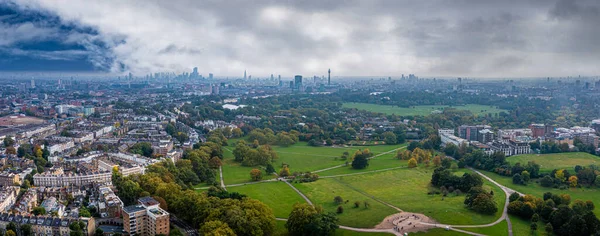 伦敦美丽的空中景观，有许多绿色公园 — 图库照片