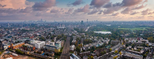 Hermosa vista aérea de Londres con muchos parques verdes — Foto de Stock