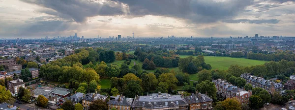 Bella vista aerea di Londra con molti parchi verdi — Foto Stock