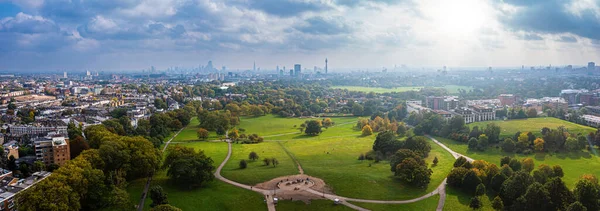 Indah pemandangan udara London dengan banyak taman hijau — Stok Foto