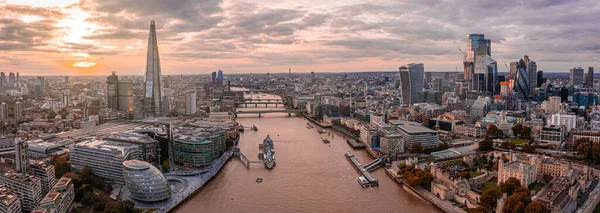 Luftaufnahme von der London Tower Bridge und der Themse bei Sonnenuntergang — Stockfoto