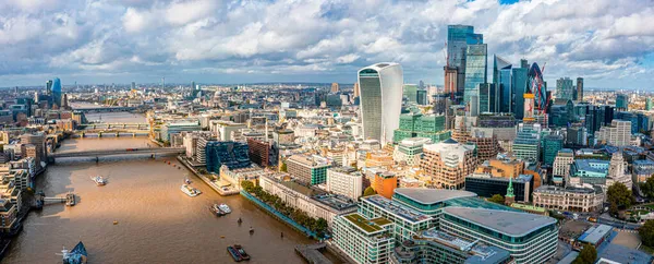 Londra 'nın finans bölgesinin hava panoramik manzarası