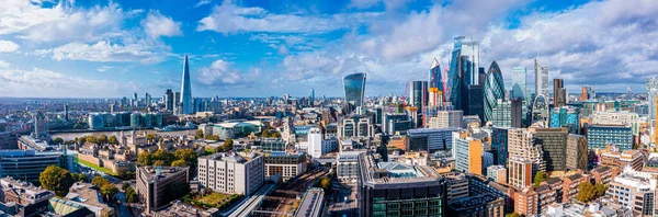 Londra 'nın finans bölgesinin hava panoramik manzarası