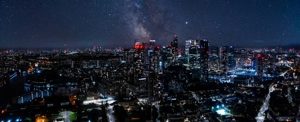 伦敦狗岛上著名的金丝雀码头摩天大楼的空中鸟瞰 — 图库照片