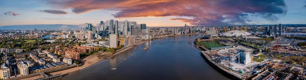 Luftaufnahme des Geschäftsviertels Canary Wharf in London, Großbritannien. — Stockfoto