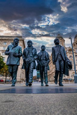 Liverpool, İngiltere. 30 Eylül 2021. Liverpool 'daki Mersey rıhtımının önündeki dört Beatles' ın ünlü bronz heykelleri.