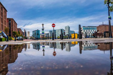 Liverpool, İngiltere. 30 Eylül 2021. Mersey Nehri 'nde rıhtım binaları ve depoları olan Albert Rıhtımı' nın rıhtımında.
