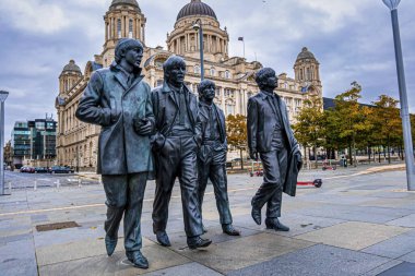 Liverpool, İngiltere. 30 Eylül 2021. Liverpool 'daki Mersey rıhtımının önündeki dört Beatles' ın ünlü bronz heykelleri.