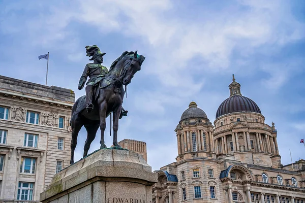 Liverpool Inglaterra Setembro 2021 Estátua Rei Eduardo Vii Frente Edifício — Fotografia de Stock