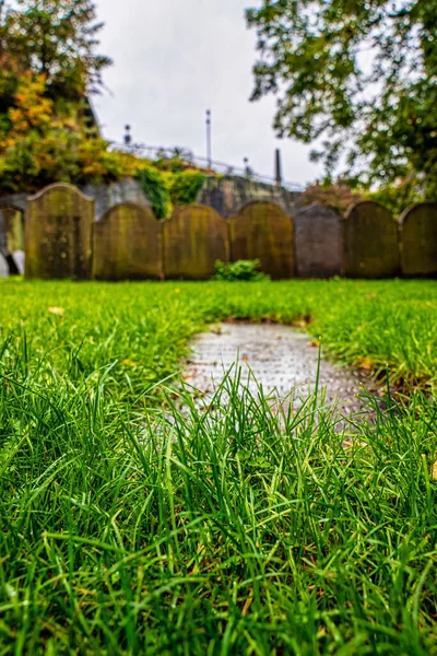 St Jamess kyrkogård med namn och information inskriven på gravsten — Stockfoto