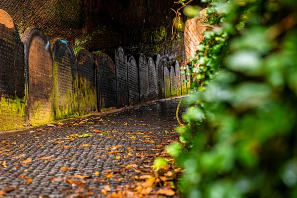 St. Jamess Mezarlığı 'na giden tünele giriş. Mezar taşında isimler var. — Stok fotoğraf