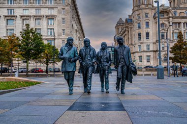 Liverpool 'daki Pier Head' deki Beatles 'ın bronz heykeli.