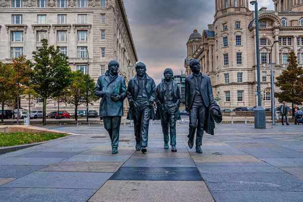 Brązowy posąg Beatlesów w Pier Head w Liverpoolu — Zdjęcie stockowe