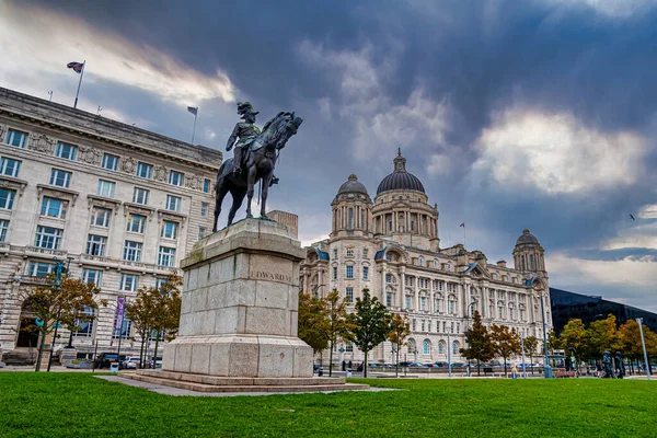 Monumento de Eduardo VII e do Edifício Porto de Liverpool — Fotografia de Stock