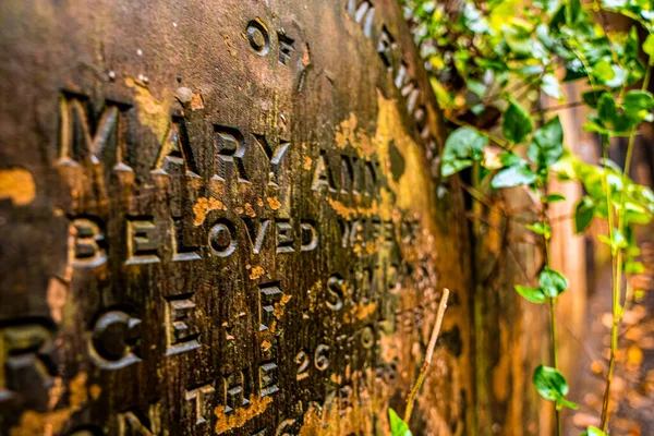 Cemitério de St Jamess com nome e informações inscritas na lápide — Fotografia de Stock