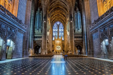 Liverpool Anglikan Katedrali 'nin giriş salonundaki turistler