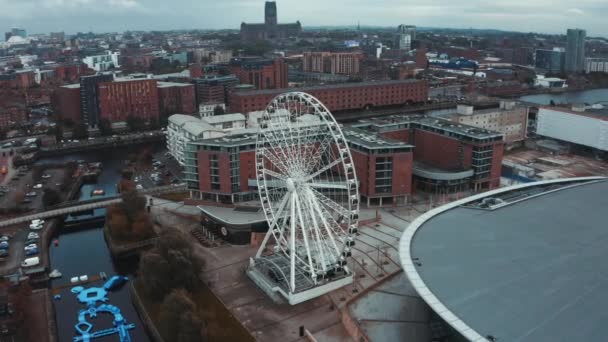 A Liverpool Wheel és az Echo Arena légi kilátása Liverpoolban, Angliában, Angliában. — Stock videók