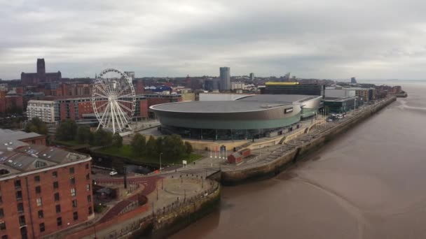 Vista aérea de la Liverpool Wheel y Echo Arena en Liverpool, Inglaterra, Reino Unido. — Vídeos de Stock