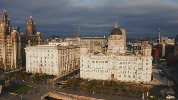 Prachtig panorama van de Liverpool waterkant in de avond zonsondergang. Zicht vanuit de lucht van Liverpool. — Stockvideo