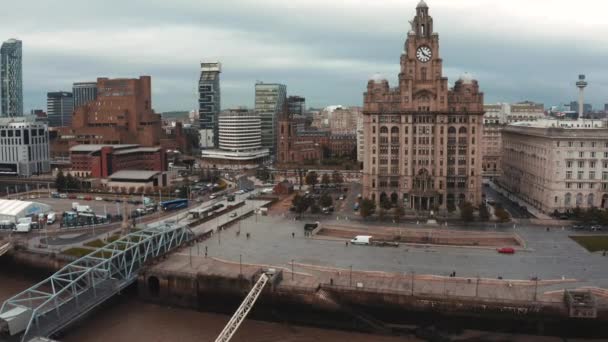 Piękna panorama nabrzeża Liverpoolu w wieczornym zachodzie słońca. Widok z powietrza w Liverpoolu. — Wideo stockowe