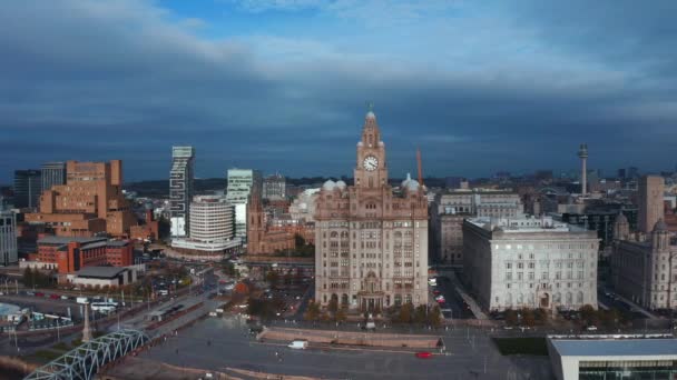 Bellissimo panorama sul lungomare di Liverpool al tramonto della sera. Liverpool vista aerea. — Video Stock