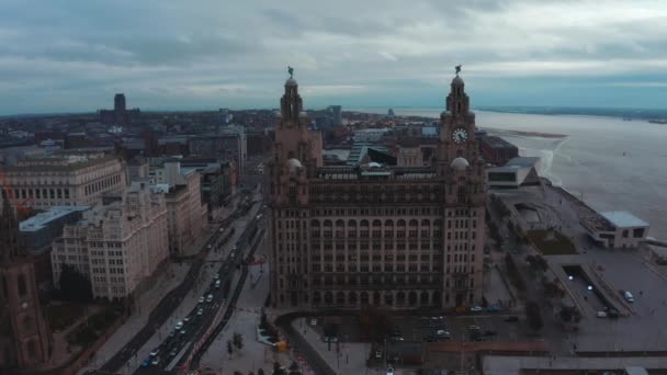 Prachtig panorama van de Liverpool waterkant in de avond zonsondergang. Zicht vanuit de lucht van Liverpool. — Stockvideo