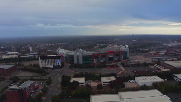 Вид з повітря на стадіон "Манчестер Юнайтед" в Англії. — стокове відео