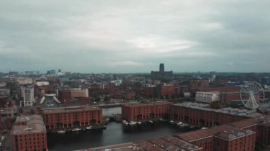 Akşam Liverpool rıhtımının güzel manzarası.