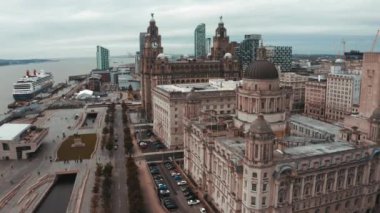 Akşam günbatımında Liverpool 'un güzel manzarası. Liverpool hava görüntüsü.