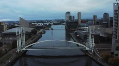 Medya Şehri İngiltere 'nin havadan görünüşü alacakaranlıkta Manchester kıyılarındadır.