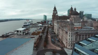 Akşam günbatımında Liverpool 'un güzel manzarası. Liverpool hava görüntüsü.