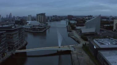 Medya Şehri İngiltere 'nin havadan görünüşü alacakaranlıkta Manchester kıyılarındadır.