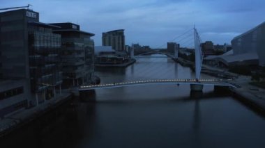 Medya Şehri İngiltere 'nin havadan görünüşü alacakaranlıkta Manchester kıyılarındadır.
