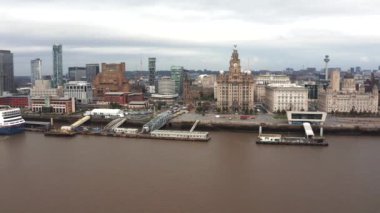 Akşam günbatımında Liverpool 'un güzel manzarası. Liverpool hava görüntüsü.