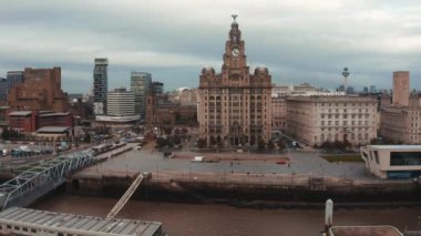 Akşam günbatımında Liverpool 'un güzel manzarası. Liverpool hava görüntüsü.