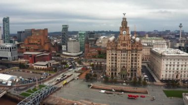 Akşam günbatımında Liverpool 'un güzel manzarası. Liverpool hava görüntüsü.