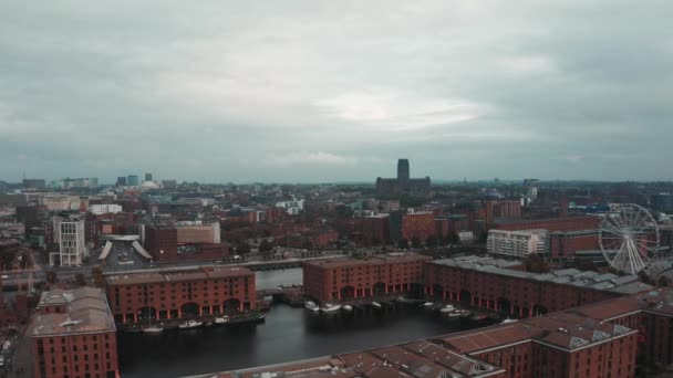 Piękna panorama nabrzeża Liverpoolu wieczorem. — Wideo stockowe