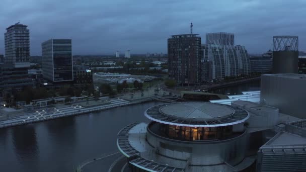 Air view of the Media City UK is on the banks of the Manchester at dusk — стоковое видео