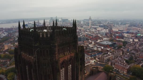 Uitzicht vanuit de lucht op de kathedraal van Liverpool of de kathedraal van Christus — Stockvideo