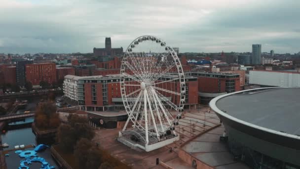 Luchtfoto van de Liverpool Wheel and Echo Arena in Liverpool, Engeland, Verenigd Koninkrijk. — Stockvideo