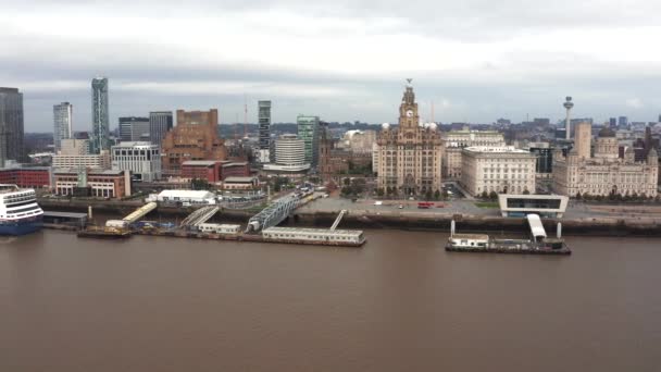 Gyönyörű panoráma a liverpooli vízparton az esti naplementében. Liverpool légi kilátása. — Stock videók