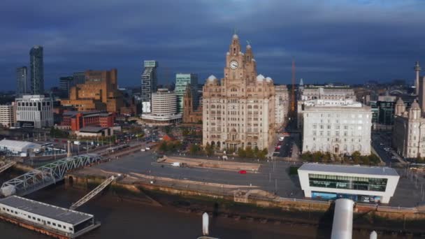 Vackert panorama över Liverpools strandpromenad i solnedgången. Luftutsikt över Liverpool. — Stockvideo