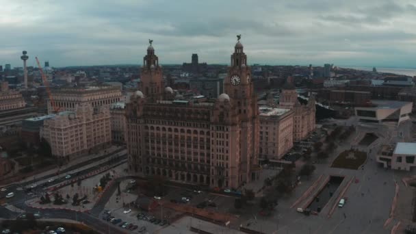 Gyönyörű panoráma a liverpooli vízparton az esti naplementében. Liverpool légi kilátása. — Stock videók