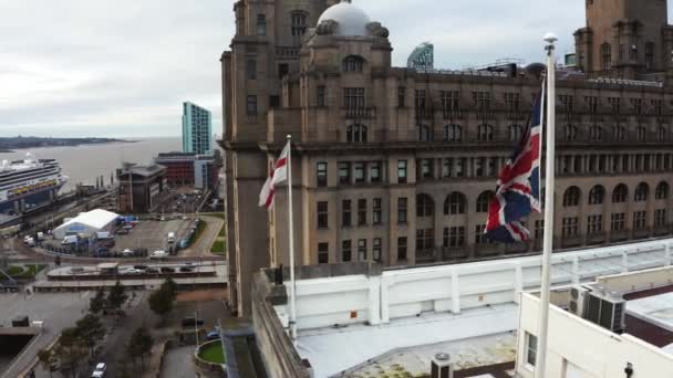 Förenade kungarikets flagga viftar i vinden på taket i Liverpool — Stockvideo