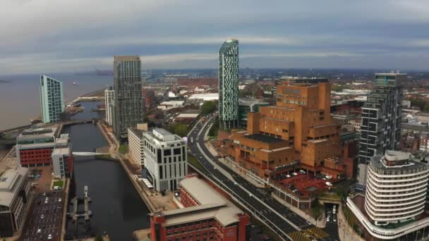 Prachtig panorama van de Liverpool waterkant in de avond zonsondergang. Zicht vanuit de lucht van Liverpool. — Stockvideo